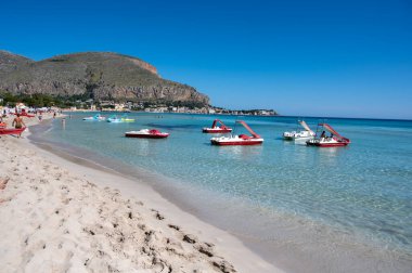 Deniz kenarında güneşli bir gün, Mondello Sahili, Sicilya 'da Palermo yakınlarında, güzel, altın kumu, turkuaz suları ve İtalya' nın güneyinde büyüleyici villaları olan.