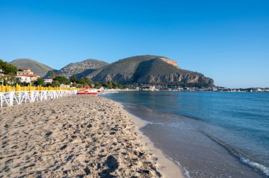 Deniz kenarında güneşli bir gün, Mondello Sahili, Sicilya 'da Palermo yakınlarında, güzel, altın kumu, turkuaz suları ve İtalya' nın güneyinde büyüleyici villaları olan.