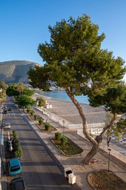 Deniz kenarında güneşli bir gün, Mondello Sahili, Sicilya 'da Palermo yakınlarında, güzel, altın kumu, turkuaz suları ve İtalya' nın güneyinde büyüleyici villaları olan.
