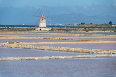 Deniz tuzu fabrikaları, eski tuz değirmenleri ve tavalar, Marsala, Trapani, Sicilya, İtalya yakınlarındaki yüksek kalite tuz elde etmek.