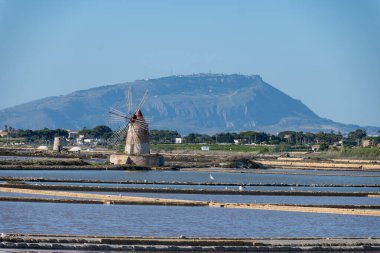 Deniz tuzu fabrikaları, eski tuz değirmenleri ve tavalar, Marsala, Trapani, Sicilya, İtalya yakınlarındaki yüksek kalite tuz elde etmek.