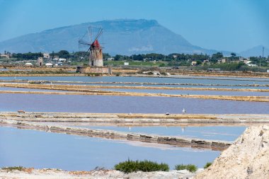Deniz tuzu fabrikaları, eski tuz değirmenleri ve tavalar, Marsala, Trapani, Sicilya, İtalya yakınlarındaki yüksek kalite tuz elde etmek.