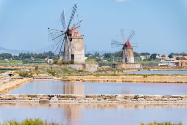 Deniz tuzu fabrikaları, eski tuz değirmenleri ve tavalar, Marsala, Trapani, Sicilya, İtalya yakınlarındaki yüksek kalite tuz elde etmek.