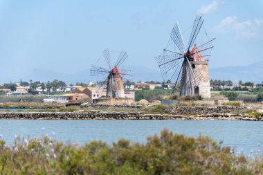 Deniz tuzu fabrikaları, eski tuz değirmenleri ve tavalar, Marsala, Trapani, Sicilya, İtalya yakınlarındaki yüksek kalite tuz elde etmek.