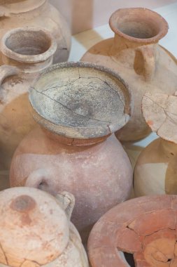 Güney İtalya 'da Sicilya yakınlarındaki küçük bir adada bulunan Fenike zamanından kalma çeşitli antik eserler, gaz lambaları ve kil kapları, bir bilim olarak arkeoloji,