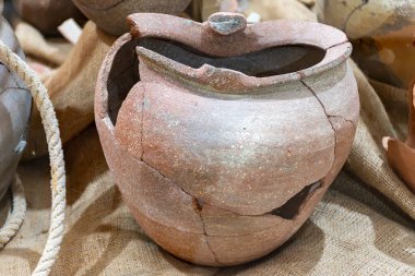 Güney İtalya 'da Sicilya yakınlarındaki küçük bir adada bulunan Fenike zamanından kalma çeşitli antik eserler, gaz lambaları ve kil kapları, bir bilim olarak arkeoloji,