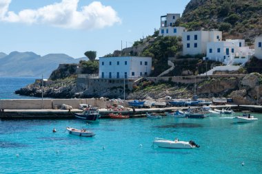 Levanzo, Egadi Adaları 'nın en küçüğü, Sicilya yakınlarında sakin bir inziva yeri, liman çevresindeki pitoresk köy, beyaz evler ve büyüleyici açık mavi su limanı, seyahat yeri, tekne gezisi.