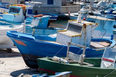 Sicilya yakınlarındaki Favignana adasındaki küçük renkli balıkçı tekneleri, turistlerin uğrak yeri, tekne gezisi, İtalya