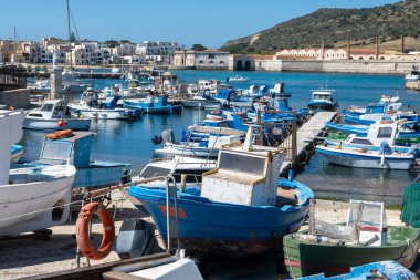 Sicilya yakınlarındaki Favignana adasındaki küçük renkli balıkçı tekneleri, turistlerin uğrak yeri, tekne gezisi, İtalya