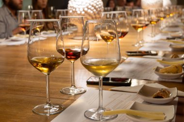 Eski büyük meşe fıçılarıyla şarap mahzeni ziyareti, güçlendirilmiş kuru veya tatlı marsala şarabı ile tatma bardakları Marsala, Sicilya, İtalya 'da şarap endüstrisi