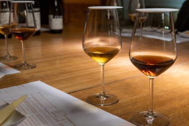 Eski büyük meşe fıçılarıyla şarap mahzeni ziyareti, güçlendirilmiş kuru veya tatlı marsala şarabı ile tatma bardakları Marsala, Sicilya, İtalya 'da şarap endüstrisi