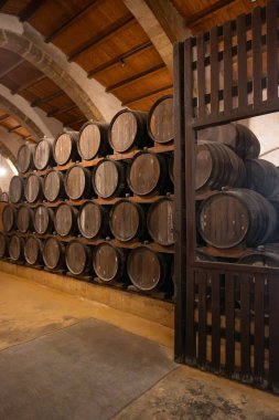 Eski büyük meşe fıçılarıyla şarap mahzeni ziyareti, Marsala, Sicilya 'da güçlendirilmiş kuru veya tatlı marsala şarabı üretimi, İtalya' da şarap endüstrisi
