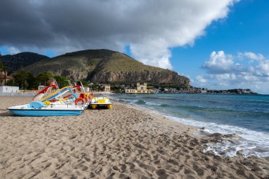 Sicilya 'da Palermo yakınlarında Mondello Plajı' nda fırtınalı bir hava var. Güzel, altın kumu, turkuaz suları ve İtalya 'nın güneyinde büyüleyici villaları var.