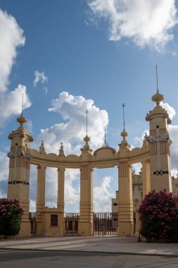 Deniz kenarındaki gezinti güvertesi, Mondello Sahili, Sicilya 'da Palermo yakınlarında, güzel, altın kumu, turkuaz suları, büyüleyici binaları ve villaları olan, İtalya' nın güneyi, tatil beldesi.