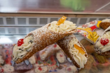 Ev yapımı tatlı cannolo sfoglie tatlı badem, şam fıstığı, limon, vanilya, çikolata kreması Palermo, Sicilya, İtalya 'da sokak yiyecekleri pazarında