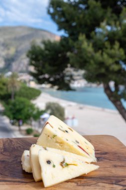 Taze roket salatası, siyah biber, zeytin, şarap, Sicilya peyniri, Palermo yemeği ve Mondello sahilindeki deniz manzarası nea Palermo, Sicilya