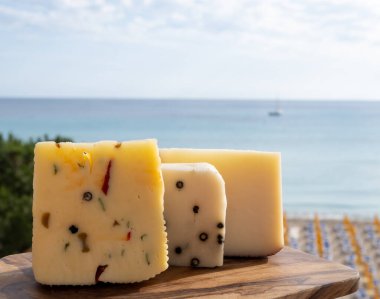 Taze roket salatası, siyah biber, zeytin, şarap, Sicilya peyniri, Palermo yemeği ve Mondello sahilindeki deniz manzarası nea Palermo, Sicilya