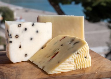 Taze roket salatası, siyah biber, zeytin, şarap, Sicilya peyniri, Palermo yemeği ve Mondello sahilindeki deniz manzarası nea Palermo, Sicilya