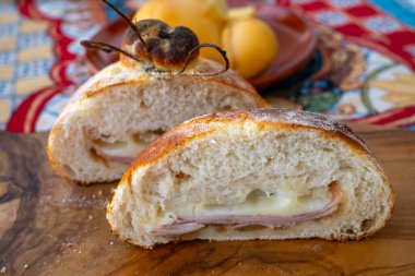 Domates, sebze, parmaham ve peynirle dolu burrata peynirli taze ekmek, Palermo, Sicilya, İtalya 'da sokak yemekleri, Mondello sahilinde öğle yemeği için servis ediliyor.