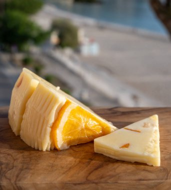 İtalyan provolone peyniri taze portakallardan yapılır, Sicilya peyniri, Palermo yemeği, Palermoin yakınlarında Mondello 'da deniz manzaralı servis edilir.