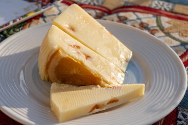 İtalyan provolone peyniri taze portakalla yapılır, Sicilya peyniri, Palermo yemeği, Mondello 'da servis edilir.