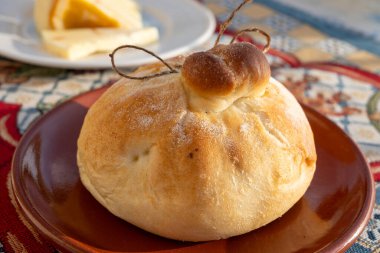 Domates, sebze, parmaham ve peynirle dolu burrata peynirli taze ekmek, Palermo, Sicilya, İtalya 'da sokak yemekleri, Mondello sahilinde öğle yemeği için servis ediliyor.