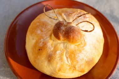 Domates, sebze, parmaham ve peynirle dolu burrata peynirli taze ekmek, Palermo, Sicilya, İtalya 'da sokak yemekleri, Mondello sahilinde öğle yemeği için servis ediliyor.