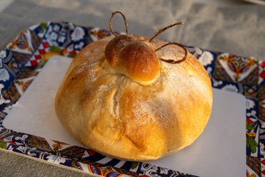 Domates, sebze, parmaham ve peynirle dolu burrata peynirli taze ekmek, Palermo, Sicilya, İtalya 'da sokak yemekleri, Mondello sahilinde öğle yemeği için servis ediliyor.