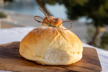 Domates, sebze, parmaham ve peynirle dolu burrata peynirli taze ekmek, Palermo, Sicilya, İtalya 'da sokak yemekleri, Mondello sahilinde öğle yemeği için servis ediliyor.