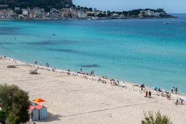 Deniz kenarında güneşli bir gün, Mondello Sahili, Sicilya 'da Palermo yakınlarında, güzel, altın kumu, turkuaz suları ve İtalya' nın güneyinde büyüleyici villaları olan.