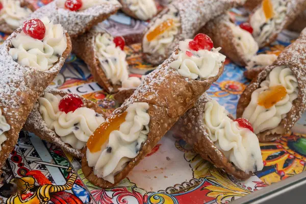 Ev yapımı tatlı cannolo sfoglie tatlı badem, şam fıstığı, limon, vanilya, çikolata kreması Palermo, Sicilya, İtalya 'da sokak yiyecekleri pazarında