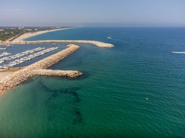 Deniz manzaralı, Collioure, Cote Vermeille, Pyrenees-Orientales, Occitania, Fransa yakınlarında beyaz kumlu plajlar. Liman ve Angeles-sur-mer plajı, tatil beldesi