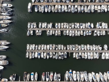 Collioure ve Argeles-sur-mer, Cote Vermeille, Pyrenees-Orientales, Occitania, Fransa, yaz tatilleri arasında liman kentleri ve yatların hava manzarası