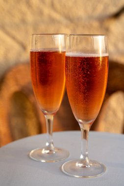 Akdeniz 'de yaz tatili, soğuk gül şampanyası içmek, güneş ışığında kava şarabı içmek, Collioure, Occitanie, Güney Fransa, turistlerin gideceği yer, dinlenmek ve eğlenmek.