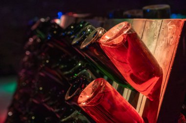 Şarap bulmacalarının yıllandırılması ve bulmacaları yeraltı mağaralarında, geleneksel kremant üretim metodu, limonata köpüklü şarap, Occitania, Fransa