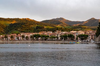 Sahilleri, renkli evleri, şatosu, Collioure kilisesi, Cote Vermeille, Pyrenees-Orientales, Occitania, Fransa 'da güneş batıyor. Yaz tatili.