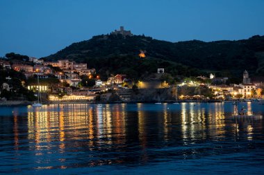 Deniz koyundaki gece manzarası, Collioure 'un eski kasabasının ışıkları ve renkli evleri, Cote Vermeille, Pyrenees-Orientales, Occitania, Fransa. Yaz tatili