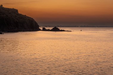 Deniz kıyısındaki gece manzarası, Collioure eski kasabası yakınlarındaki ışıklar, Cote Vermeille, Pyrenees-Orientales, Occitania, Fransa. Yaz tatili