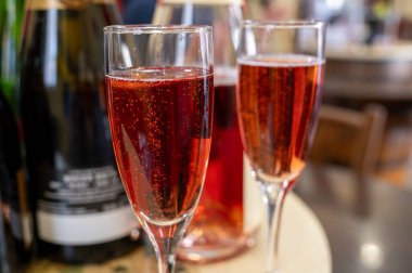 Gül ve şarap tatma, köpüklü pembe şarap, büyük rezerv, Grand Cru Ay-Şampanya Şarabı Vallee de la Marne köyü, şampanya bölgesi, Fransa