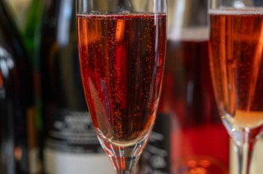 Gül ve şarap tatma, köpüklü pembe şarap, büyük rezerv, Grand Cru Ay-Şampanya Şarabı Vallee de la Marne köyü, şampanya bölgesi, Fransa