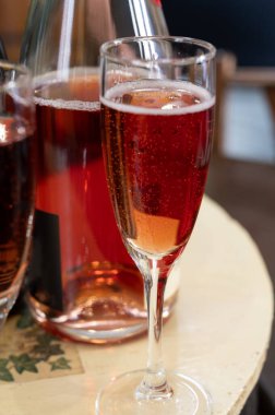 Gül ve şarap tatma, köpüklü pembe şarap, büyük rezerv, Grand Cru Ay-Şampanya Şarabı Vallee de la Marne köyü, şampanya bölgesi, Fransa