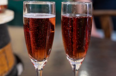 Gül ve şarap tatma, köpüklü pembe şarap, büyük rezerv, Grand Cru Ay-Şampanya Şarabı Vallee de la Marne köyü, şampanya bölgesi, Fransa