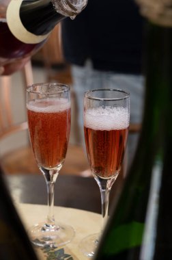 Gül ve şarap tatma, köpüklü pembe şarap, büyük rezerv, Grand Cru Ay-Şampanya Şarabı Vallee de la Marne köyü, şampanya bölgesi, Fransa