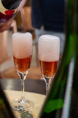 Gül ve şarap tatma, köpüklü pembe şarap, büyük rezerv, Grand Cru Ay-Şampanya Şarabı Vallee de la Marne köyü, şampanya bölgesi, Fransa