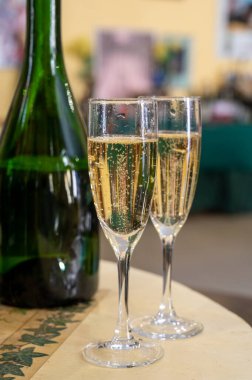 Beyaz, köpüklü şarap brut, Grand Rezerv, Grand Cru 'da şampanya Vallee de la Marne' da köy yapımı Ay-Şampanya Şarabı, Champagne Bölgesi, Fransa