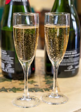 Beyaz, köpüklü şarap brut, Grand Rezerv, Grand Cru 'da şampanya Vallee de la Marne' da köy yapımı Ay-Şampanya Şarabı, Champagne Bölgesi, Fransa