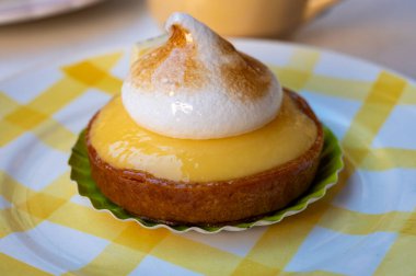 Fransız pastanesinden beyaz yumurtalı bir dilim limonlu turta.