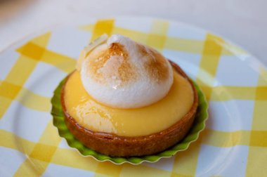 Fransız pastanesinden beyaz yumurtalı bir dilim limonlu turta.