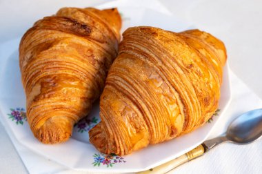 Taze pişmiş iki tereyağlı kruvasan. Restoranda Avrupa ya da Fransız kahvaltısı için servis ediliyor.