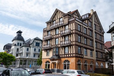 Kuzey Denizi 'nde, Flanders, De Haan ya da Le Coq sur Mer, Belçika' da Belle Epoque tarzında inşa edilmiş rahat bir sahil tatil köyü manzarası.